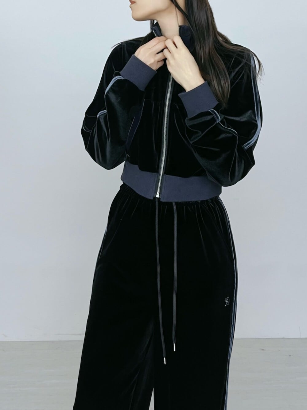 ブラック系のその他パンツ、ブラック系のブルゾンを着用したレディースの秋コーディネートの7枚目の写真