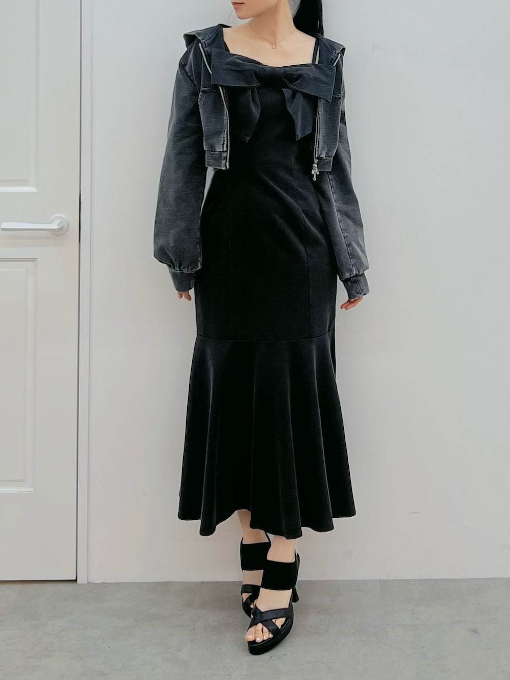 ブラック系のワンピース、ブラック系のサンダル、ブラック系のパーカーを着用したレディースの春コーディネートの4枚目の写真