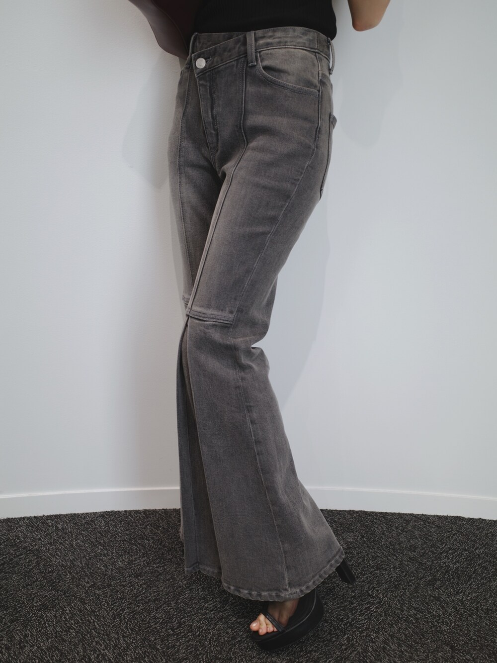 ブラック系のデニムパンツ、ブラック系のサンダル、レッド系のショルダーバッグを着用したレディースの夏コーディネートの6枚目の写真