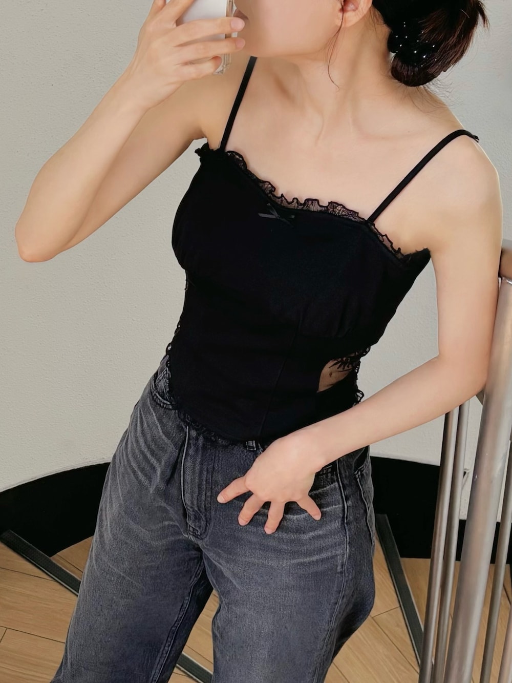 ブラック系のキャミソールを着用したレディースの夏コーディネートの5枚目の写真