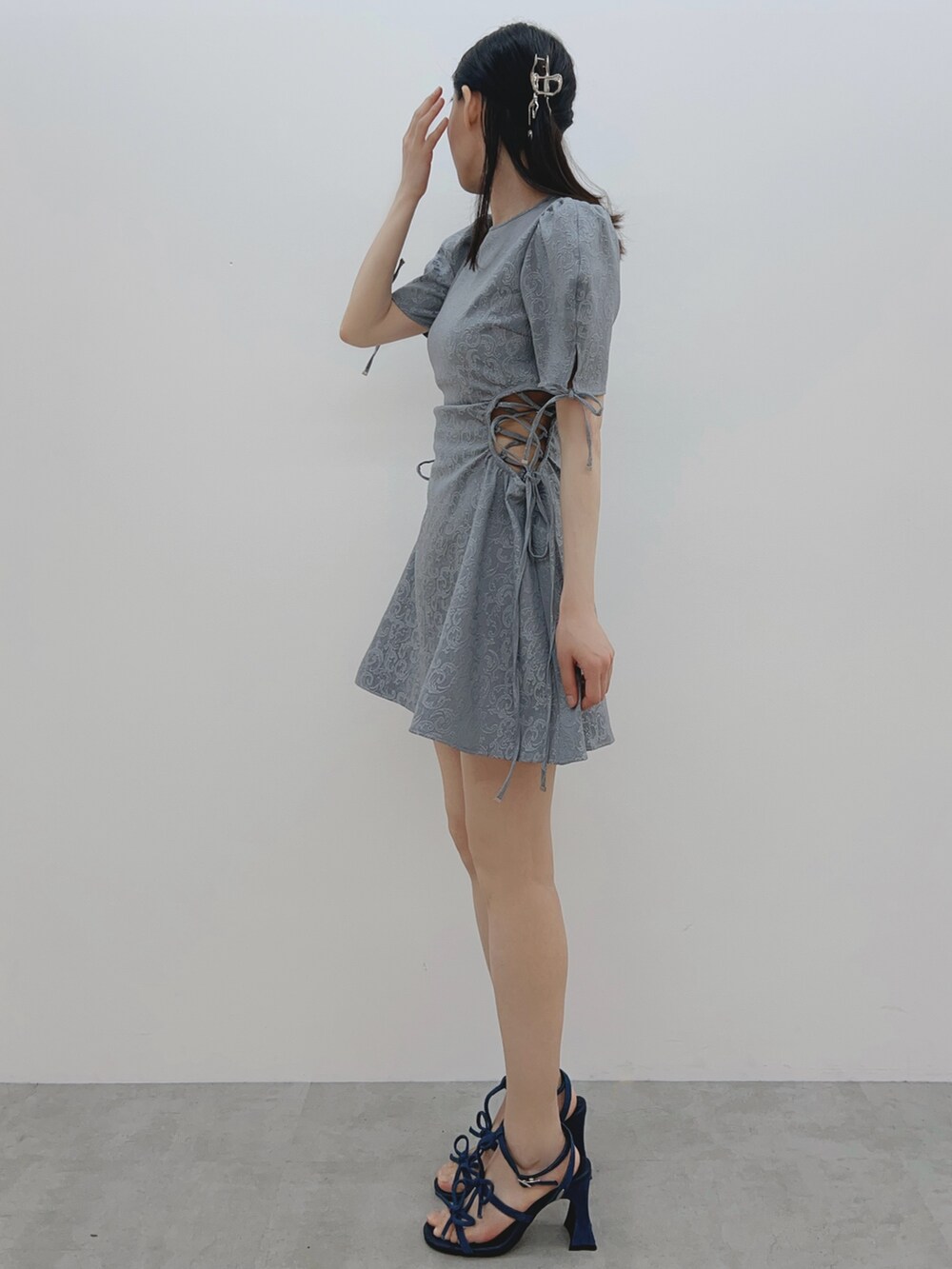 ブルー系のワンピース、ブルー系のサンダル、シルバー系のバレッタ/ヘアクリップを着用したレディースの春コーディネートの3枚目の写真