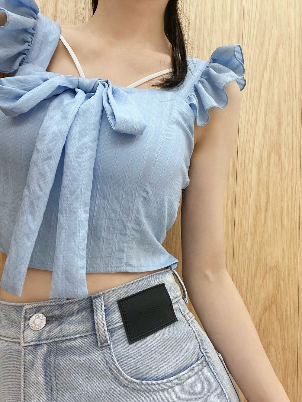 ホワイト系のサンダル、ブルー系のシャツ/ブラウス、ブルー系のデニムスカートを着用したレディースの夏コーディネートの5枚目の写真