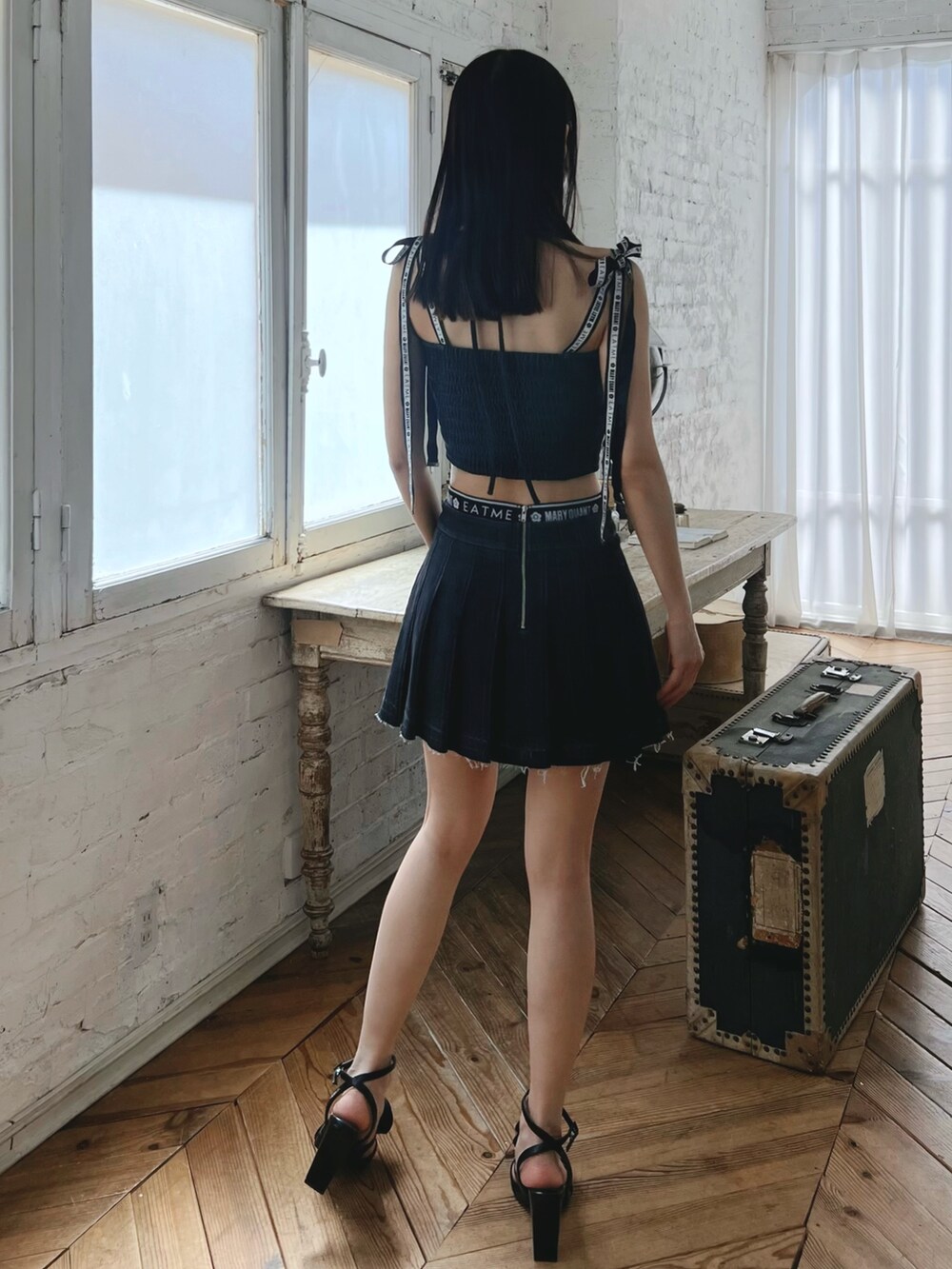 ブラック系のデニムスカート、ブラック系のキャミソール、ブラック系のサンダルを着用したレディースの春コーディネートの4枚目の写真