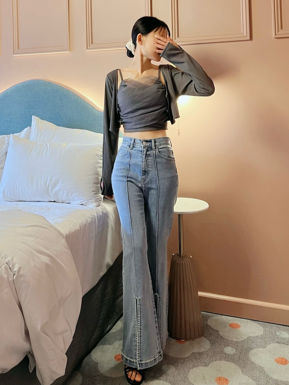 ブルー系のデニムパンツ、グレー系のTシャツ/カットソーを着用したレディースの春コーディネートの4枚目の写真