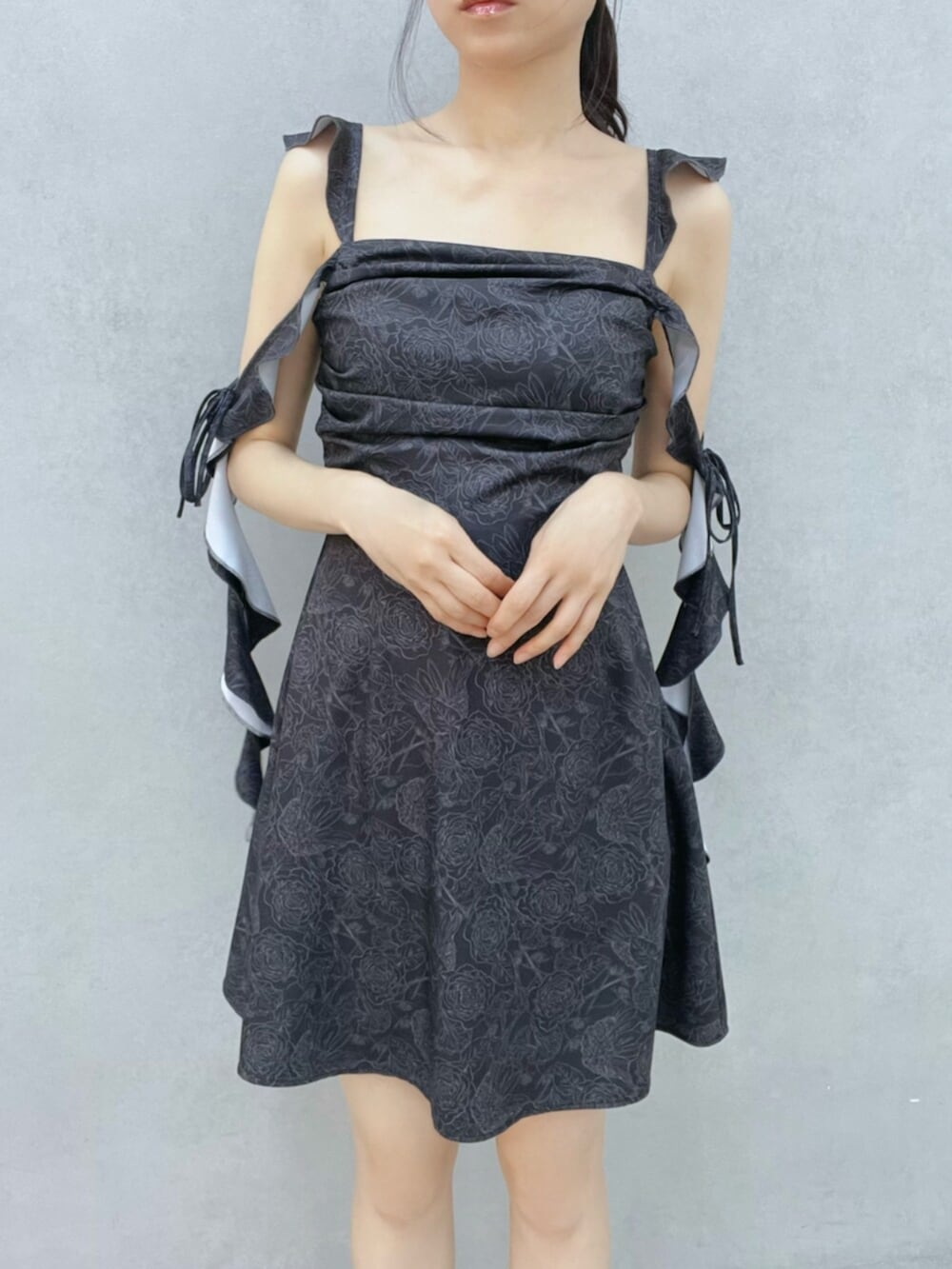 ブラック系のワンピース、その他のパンプスを着用したレディースの夏コーディネートの5枚目の写真