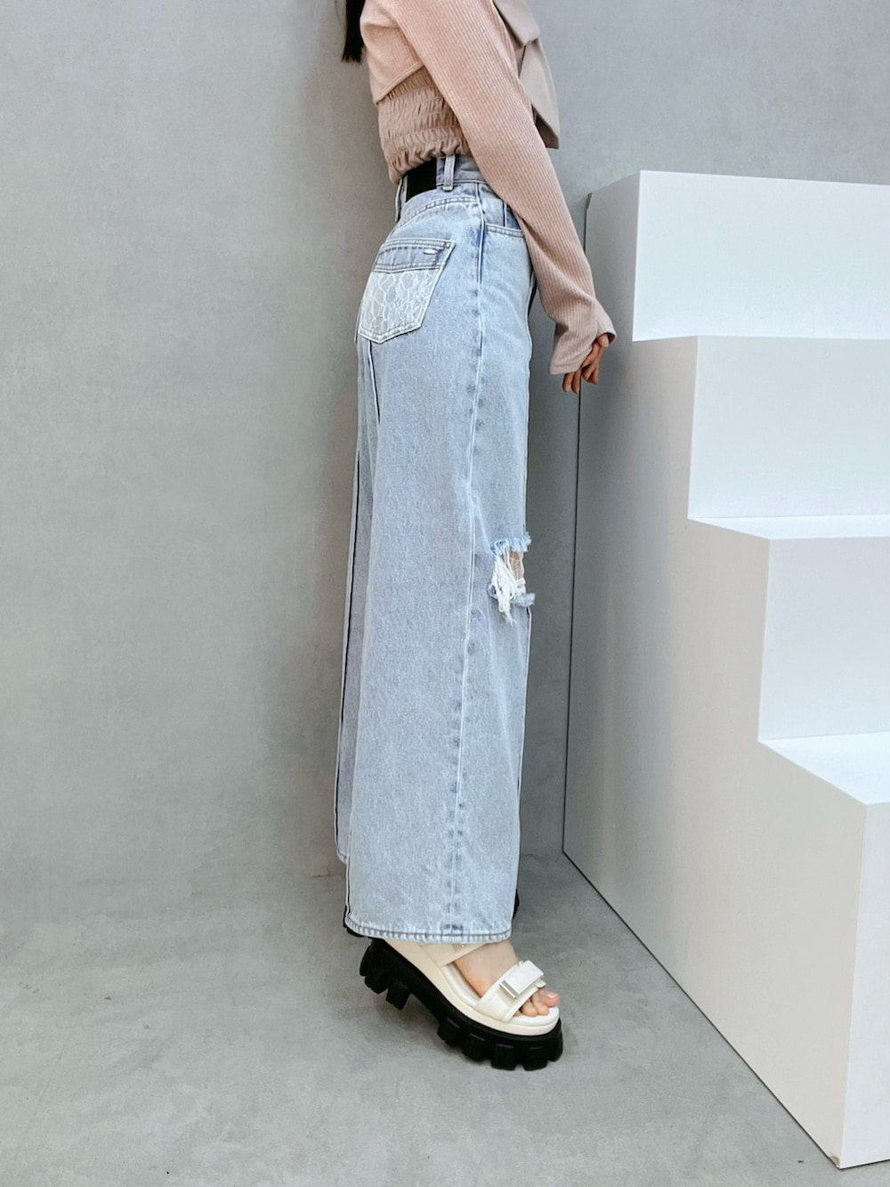 ブルー系のデニムパンツ、ホワイト系のサンダル、ピンク系のシャツ/ブラウスを着用したレディースの夏コーディネートの5枚目の写真