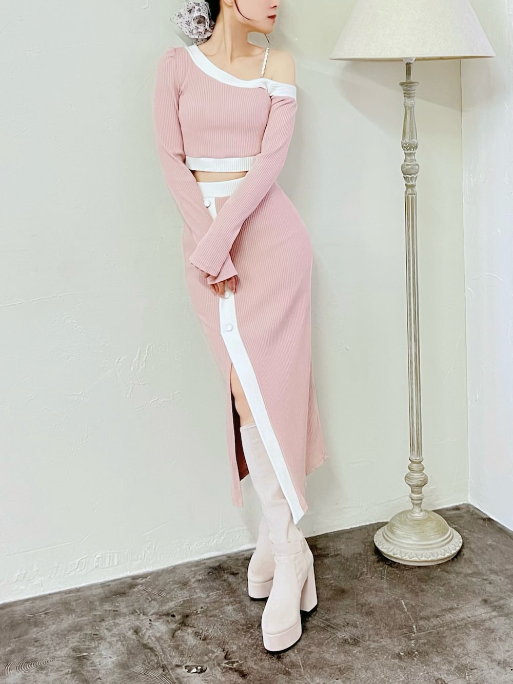 ピンク系のスカート、ピンク系のTシャツ/カットソー、ホワイト系のブーツを着用したレディースの冬コーディネートの4枚目の写真