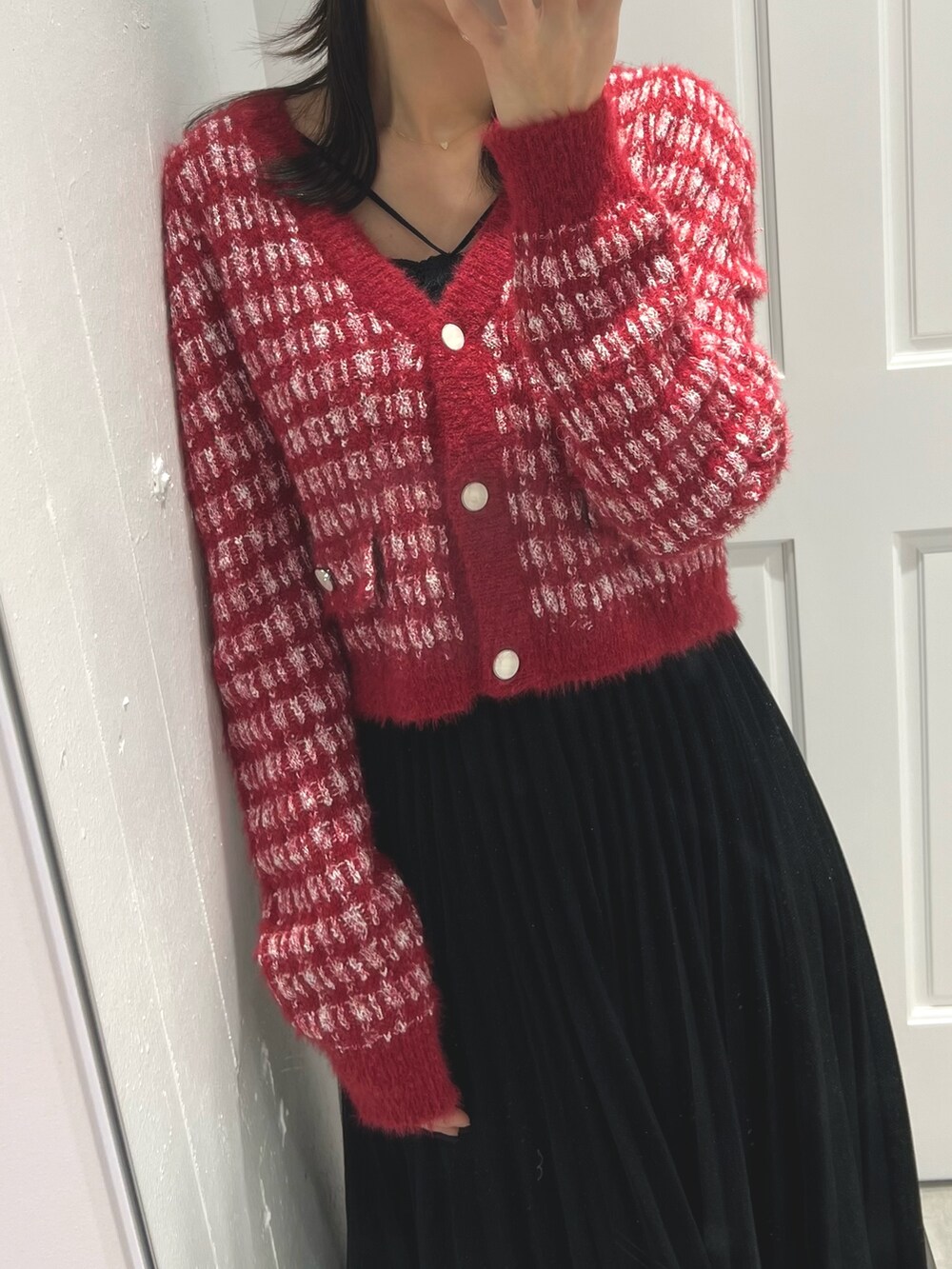 レッド系のカーディガン/ボレロ、ブラック系のキャミソール、ブラック系のローファーを着用したレディースの冬コーディネートの3枚目の写真