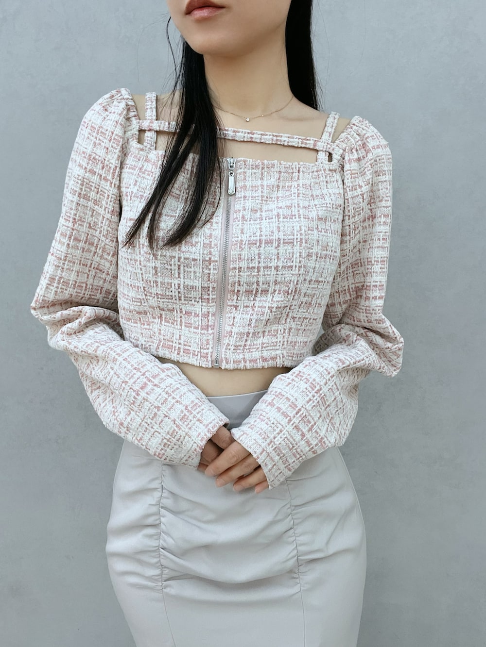 グレー系のスカート、ホワイト系のサンダル、ピンク系のシャツ/ブラウスを着用したレディースの春コーディネートの6枚目の写真