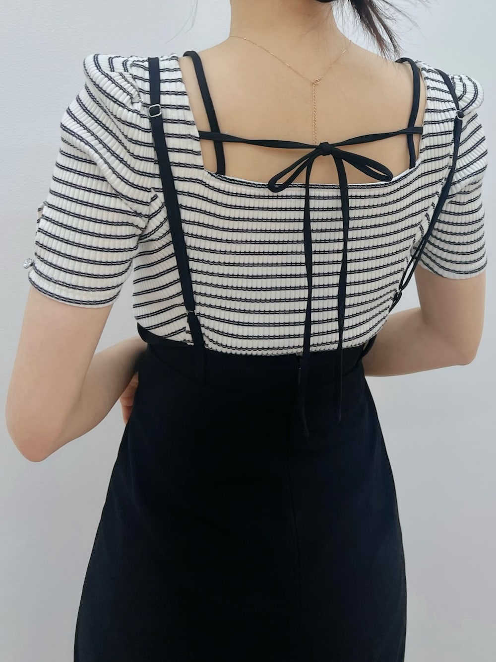 ブラック系のその他パンツ、その他のTシャツ/カットソー、ブラック系のサンダルを着用したレディースの春コーディネートの5枚目の写真