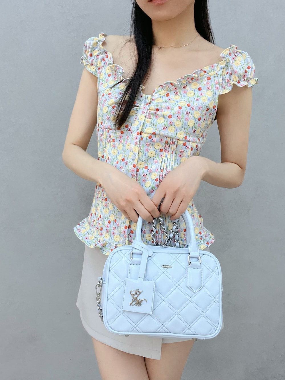 グレー系のスカート、ホワイト系のサンダル、ブルー系のシャツ/ブラウスを着用したレディースの春コーディネートの6枚目の写真