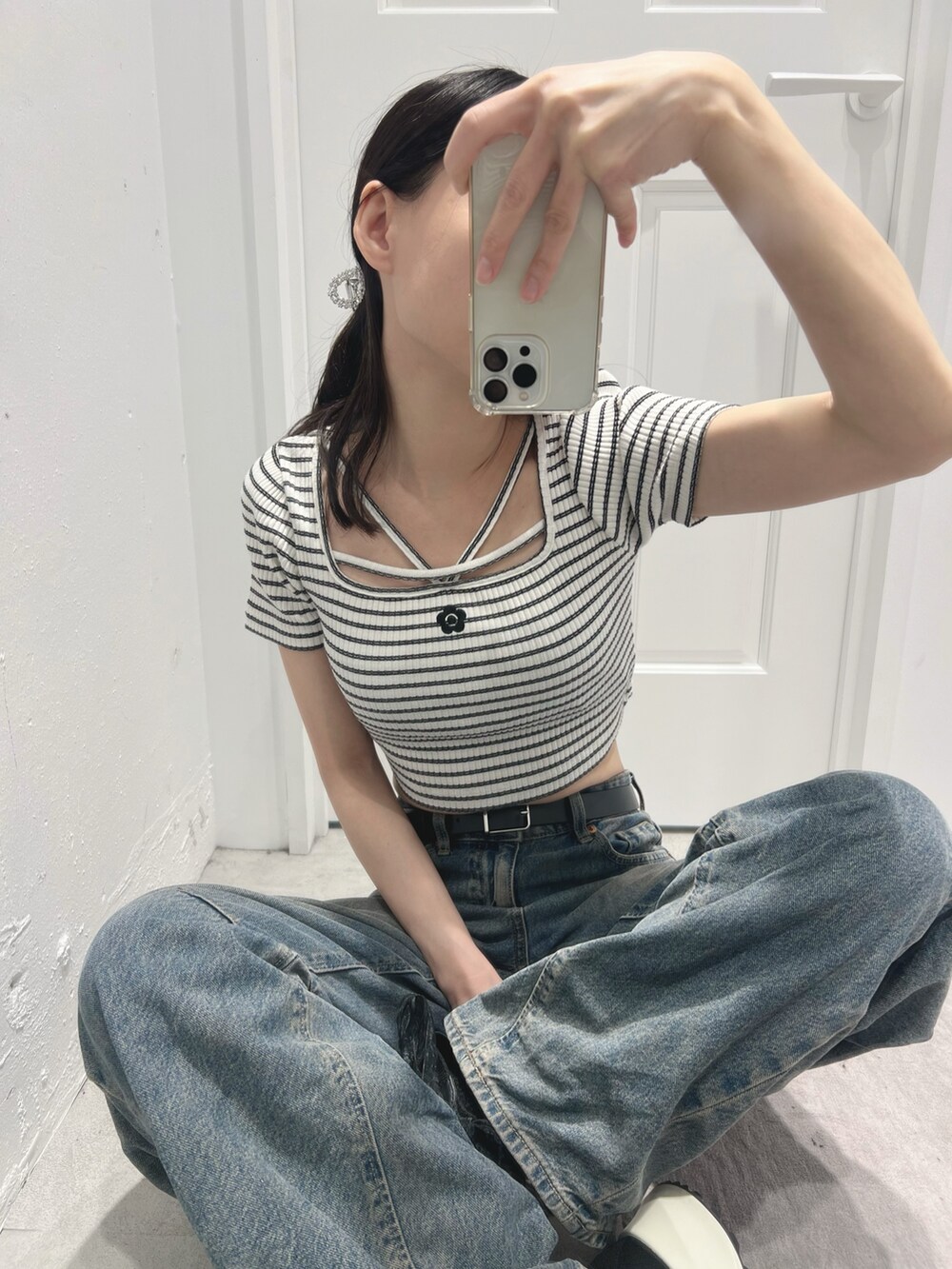 ブラック系のブーツ、その他のTシャツ/カットソーを着用したレディースの春コーディネートの2枚目の写真