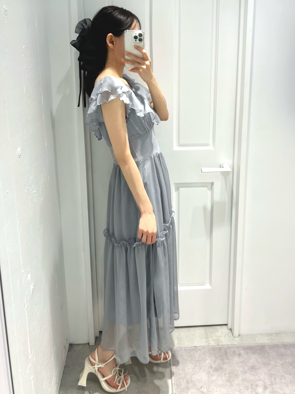 ブルー系のワンピース、ホワイト系のサンダルを着用したレディースの夏コーディネートの2枚目の写真