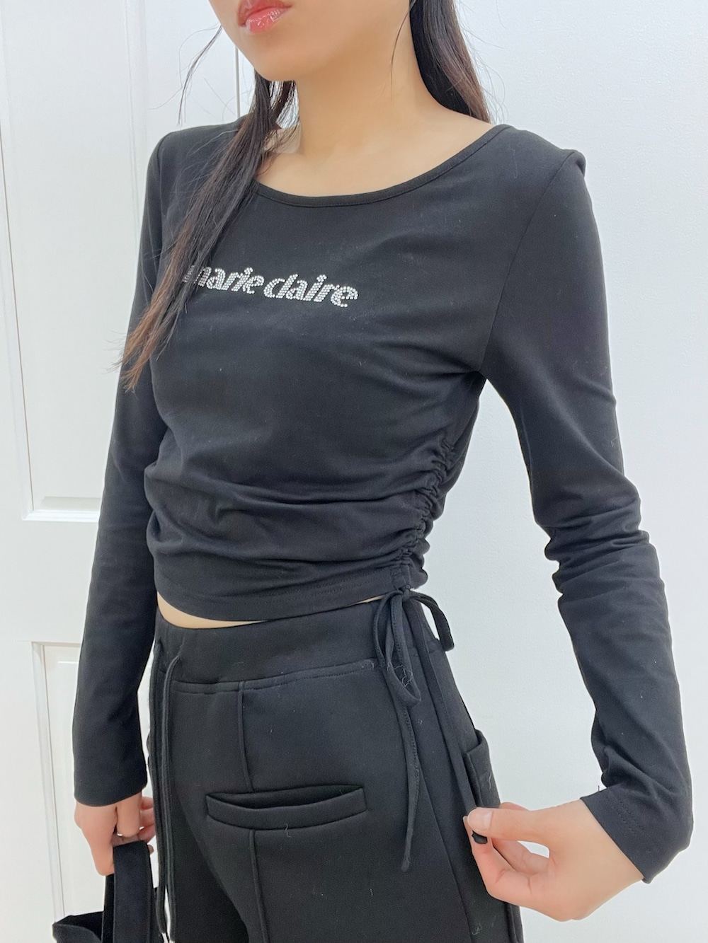 ブラック系のその他パンツ、ブラック系のTシャツ/カットソー、ブラック系のトートバッグを着用したレディースの冬コーディネートの5枚目の写真