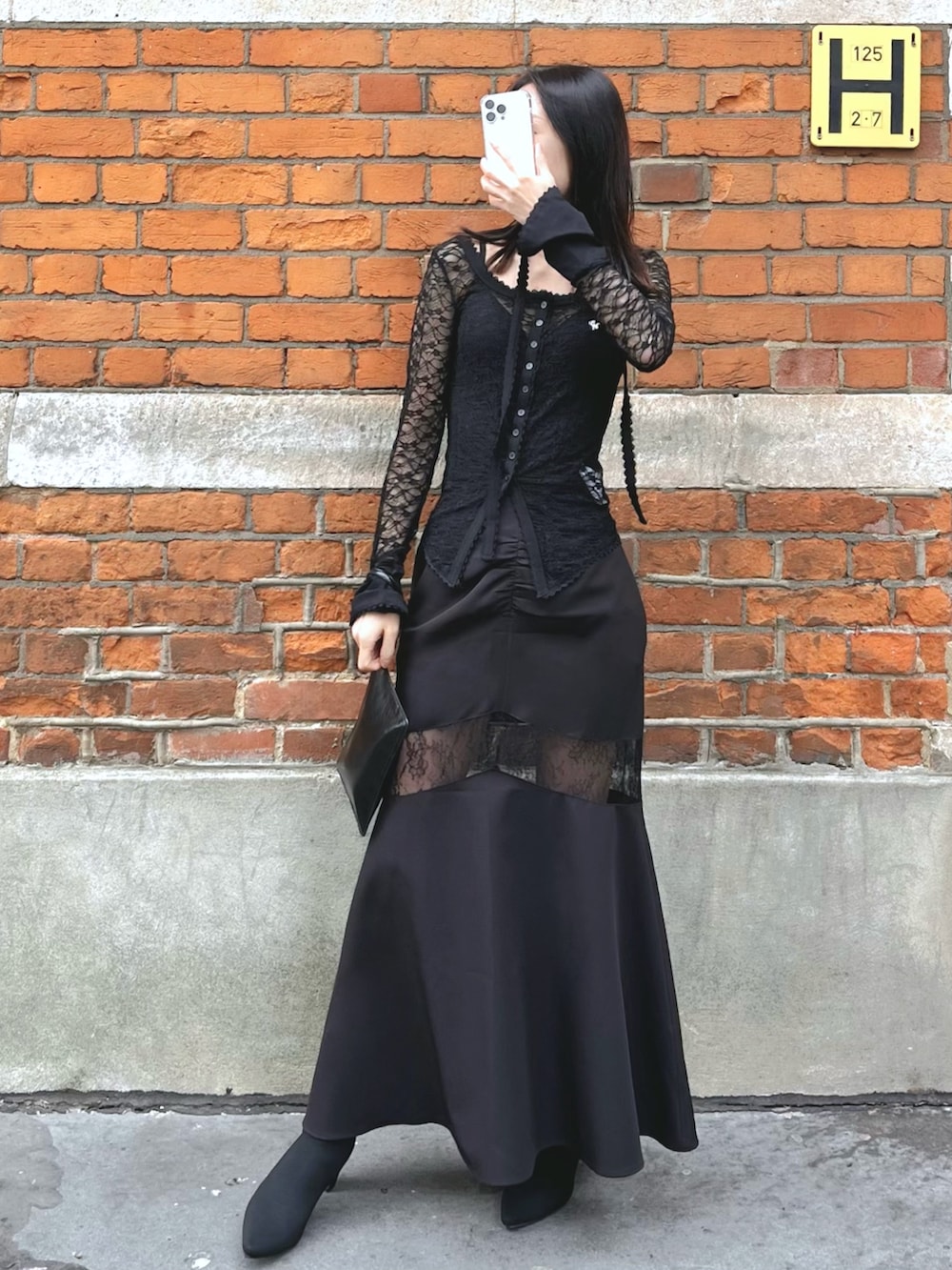 ブラック系のスカート、ブラック系のTシャツ/カットソーを着用したレディースの春コーディネートの6枚目の写真