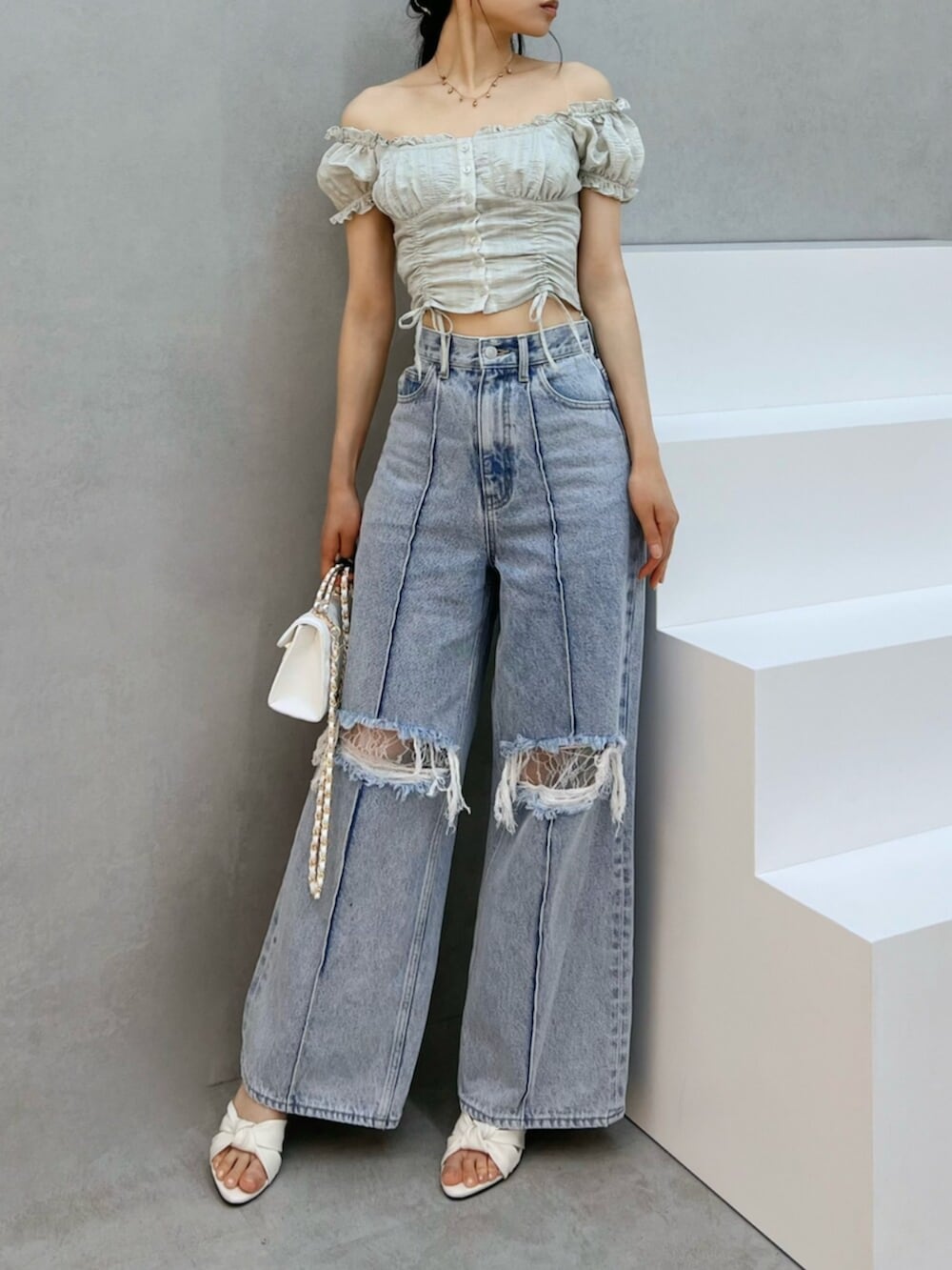 ホワイト系のハンドバッグ、ブルー系のデニムパンツ、グリーン系のシャツ/ブラウスを着用したレディースの夏コーディネートの4枚目の写真