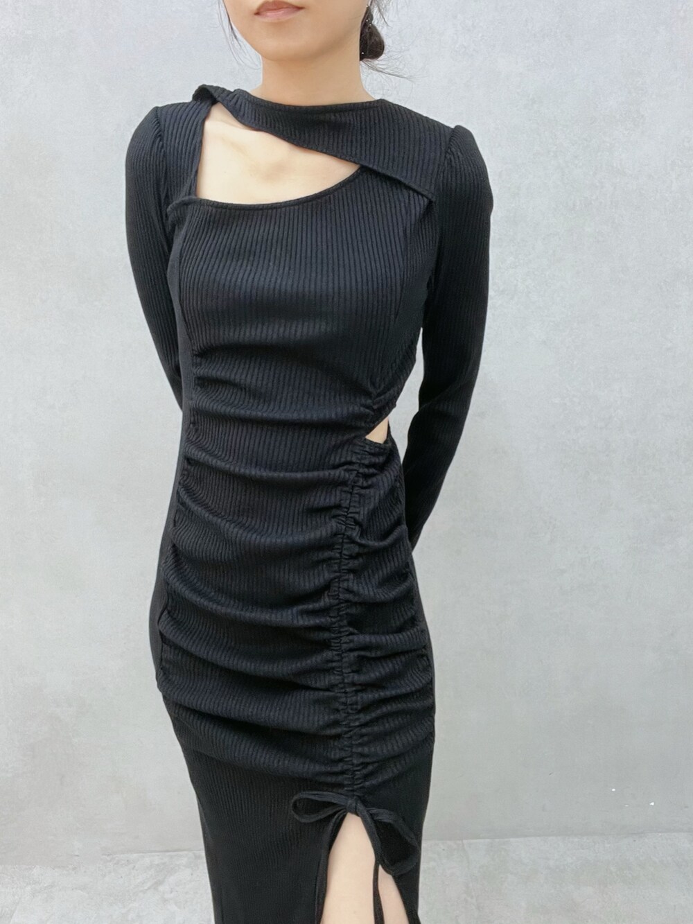 ブラック系のワンピース、ブラック系のブーツを着用したレディースの秋コーディネートの5枚目の写真