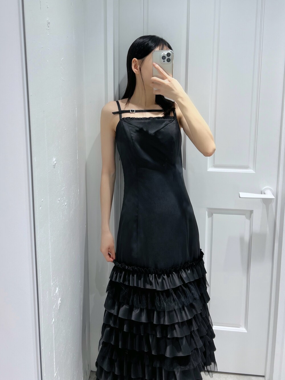 ブラック系のワンピース、ブラック系のサンダルを着用したレディースの冬コーディネートの3枚目の写真