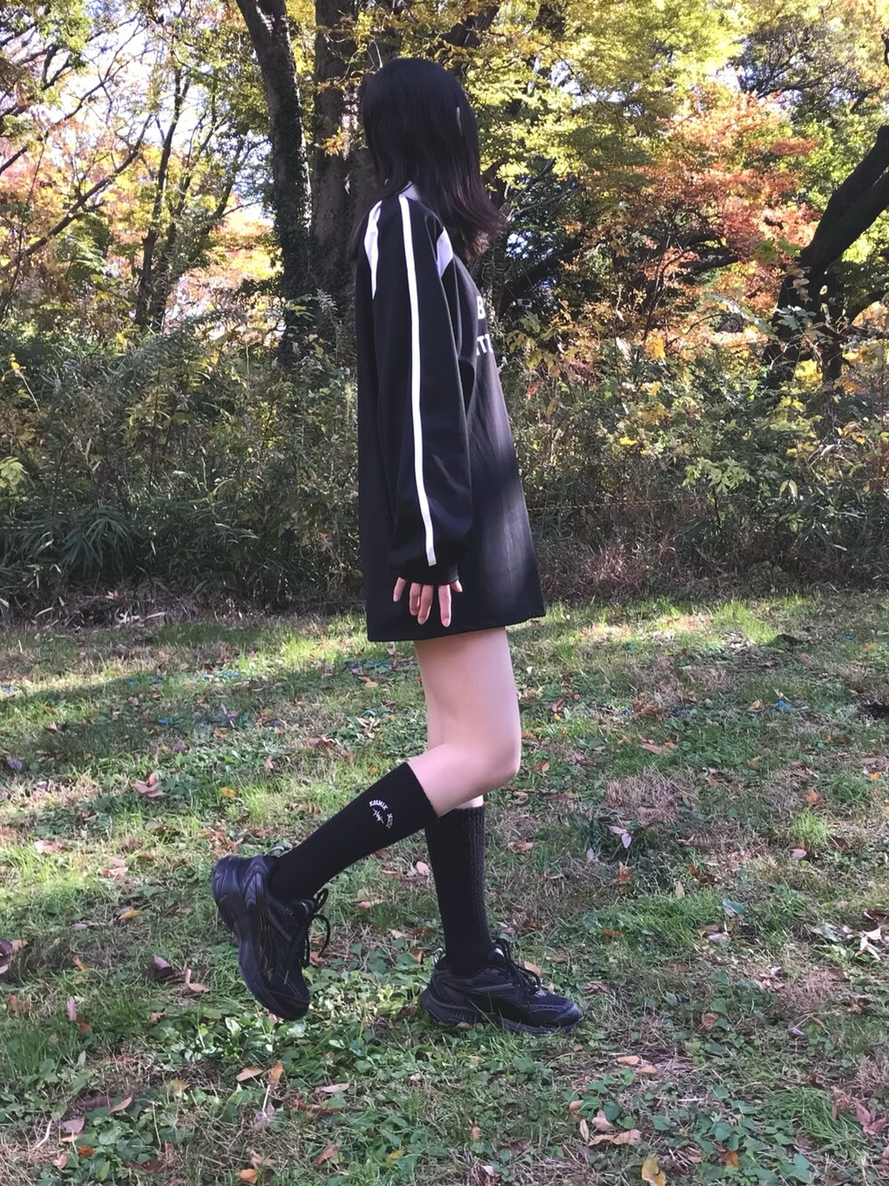 ブラック系のTシャツ/カットソーを着用したレディースの冬コーディネートの5枚目の写真