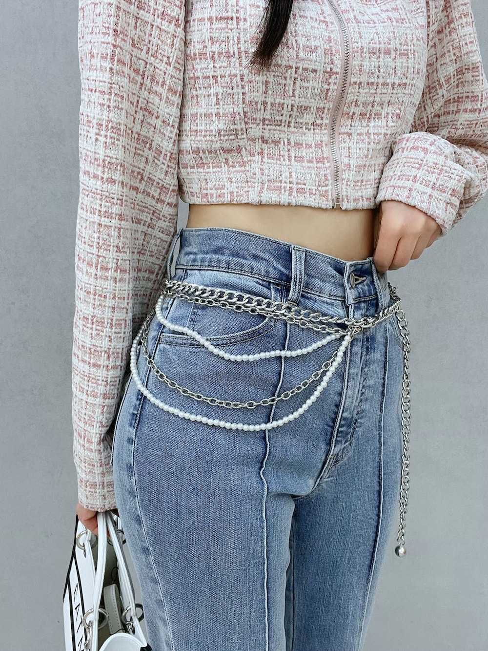 ホワイト系のショルダーバッグ、ホワイト系のブーツ、ピンク系のシャツ/ブラウスを着用したレディースの春コーディネートの4枚目の写真