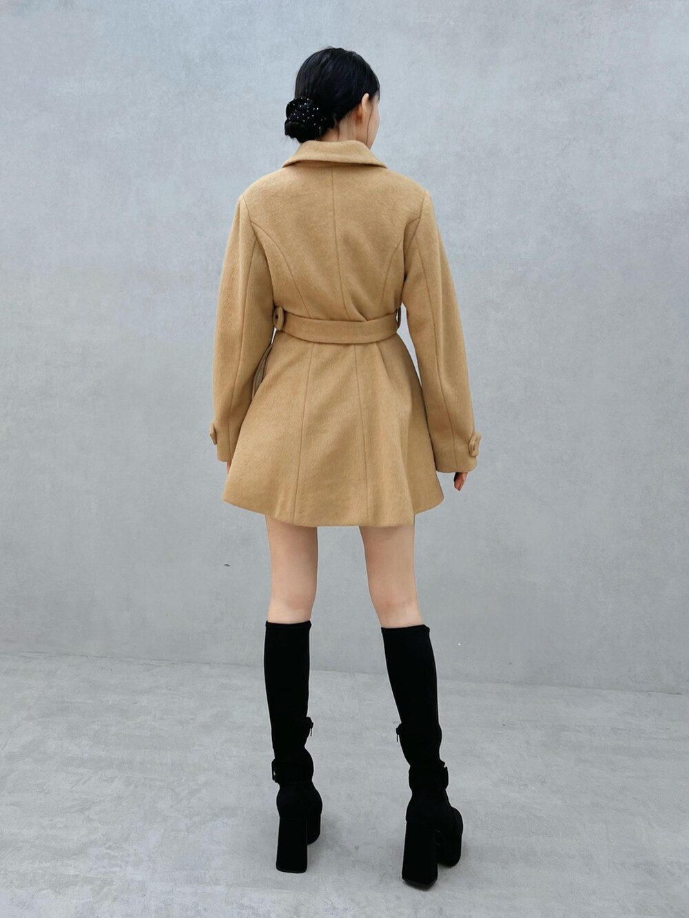 ブラウン系のその他アウター、ブラック系のブーツを着用したレディースの秋コーディネートの3枚目の写真