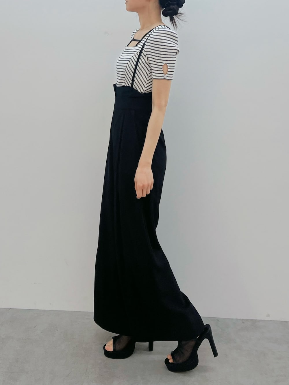 ブラック系のその他パンツ、その他のTシャツ/カットソー、ブラック系のサンダルを着用したレディースの春コーディネートの2枚目の写真