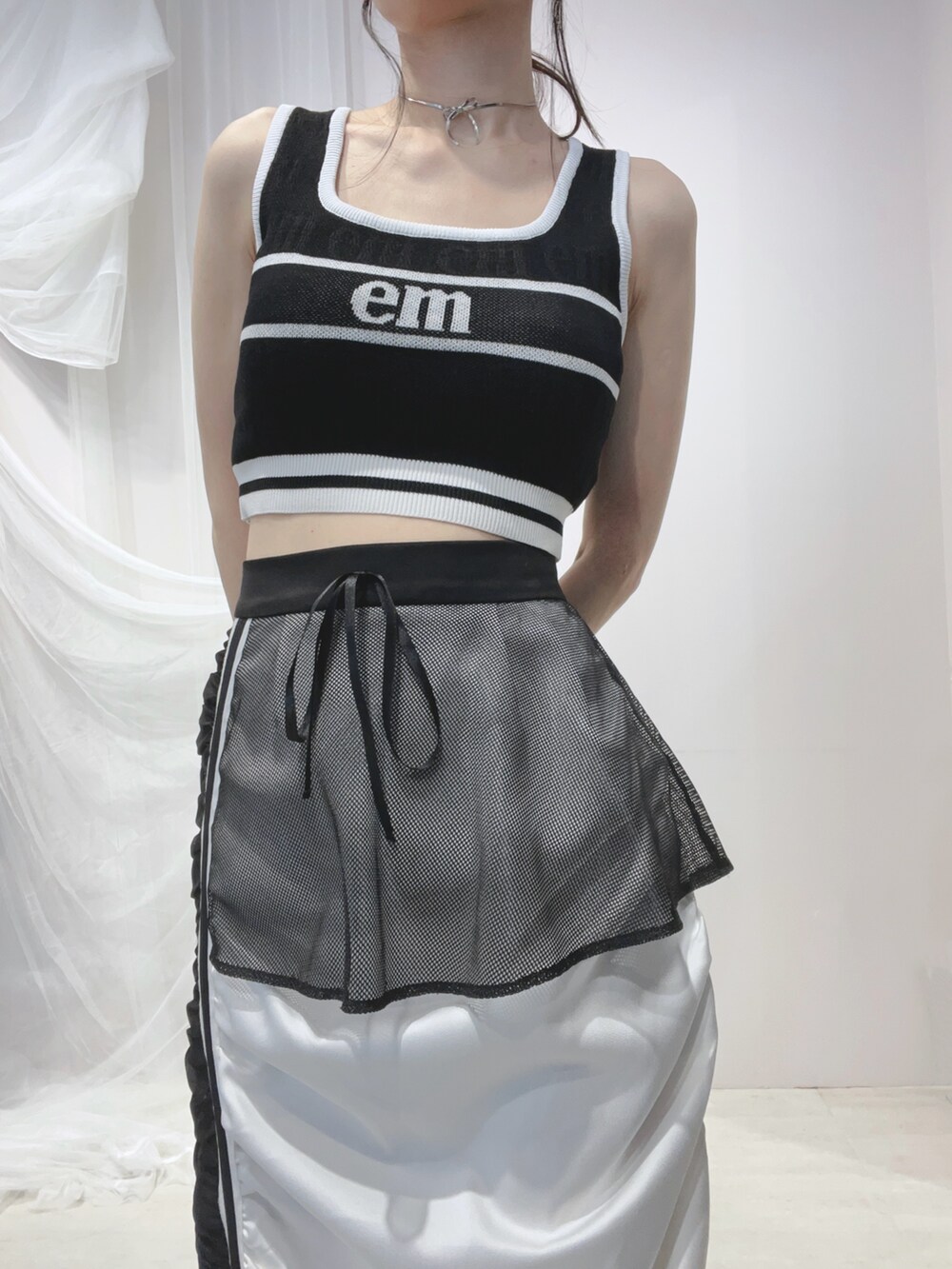 ブラック系のタンクトップ、ブラック系のハンドバッグ、ブラック系のサンダルを着用したレディースの春コーディネートの5枚目の写真