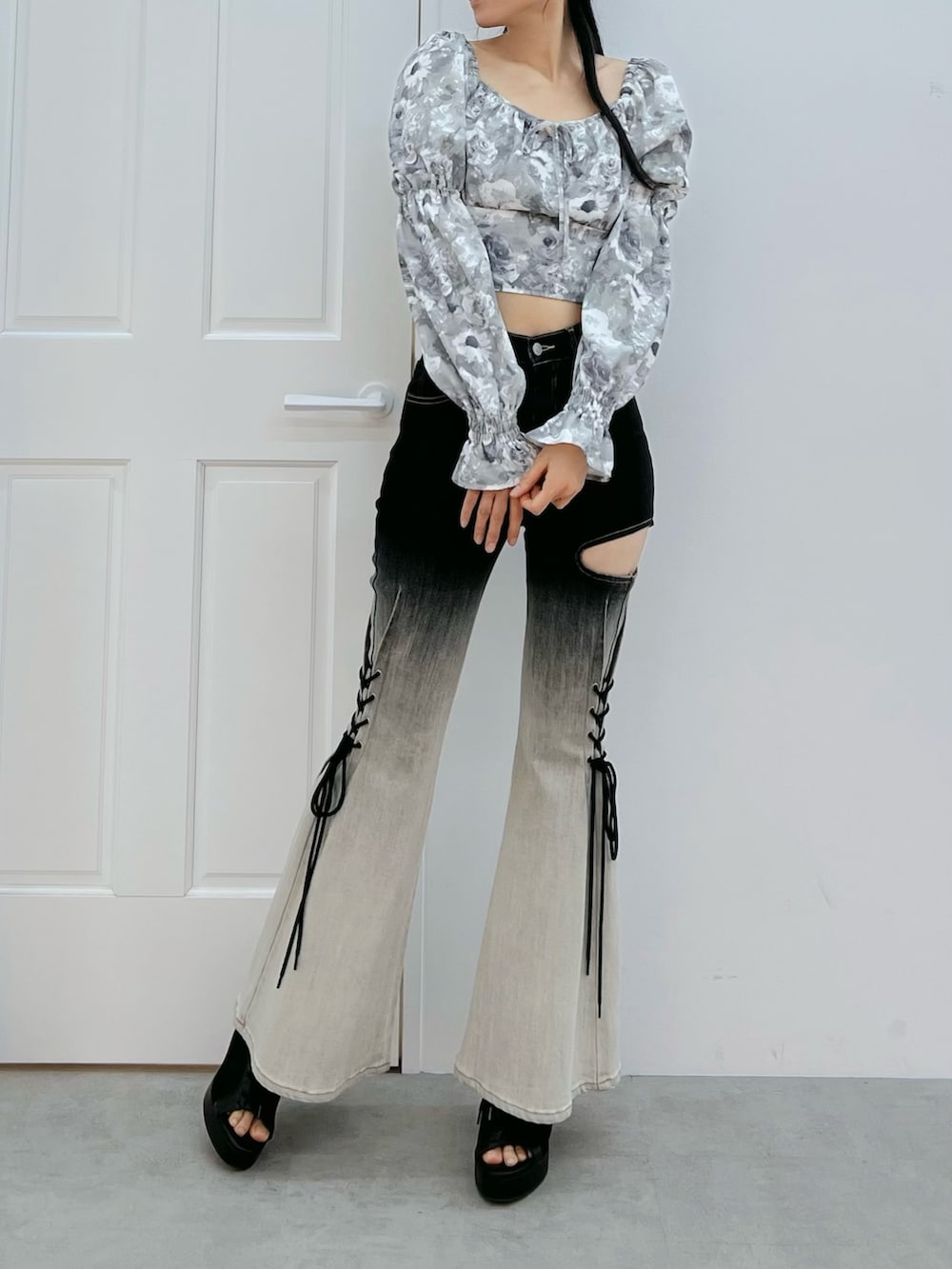 その他のデニムパンツ、ブラック系のブーツ、グレー系のシャツ/ブラウスを着用したレディースの冬コーディネートの4枚目の写真