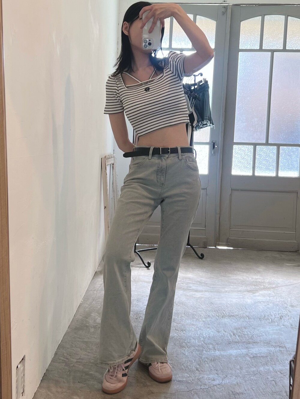 その他のTシャツ/カットソーを着用したレディースの春コーディネートの6枚目の写真