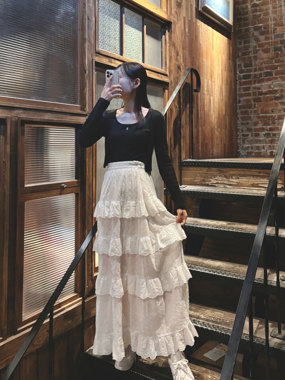 ホワイト系のスカート、ブラック系のTシャツ/カットソーを着用したレディースの夏コーディネートの4枚目の写真