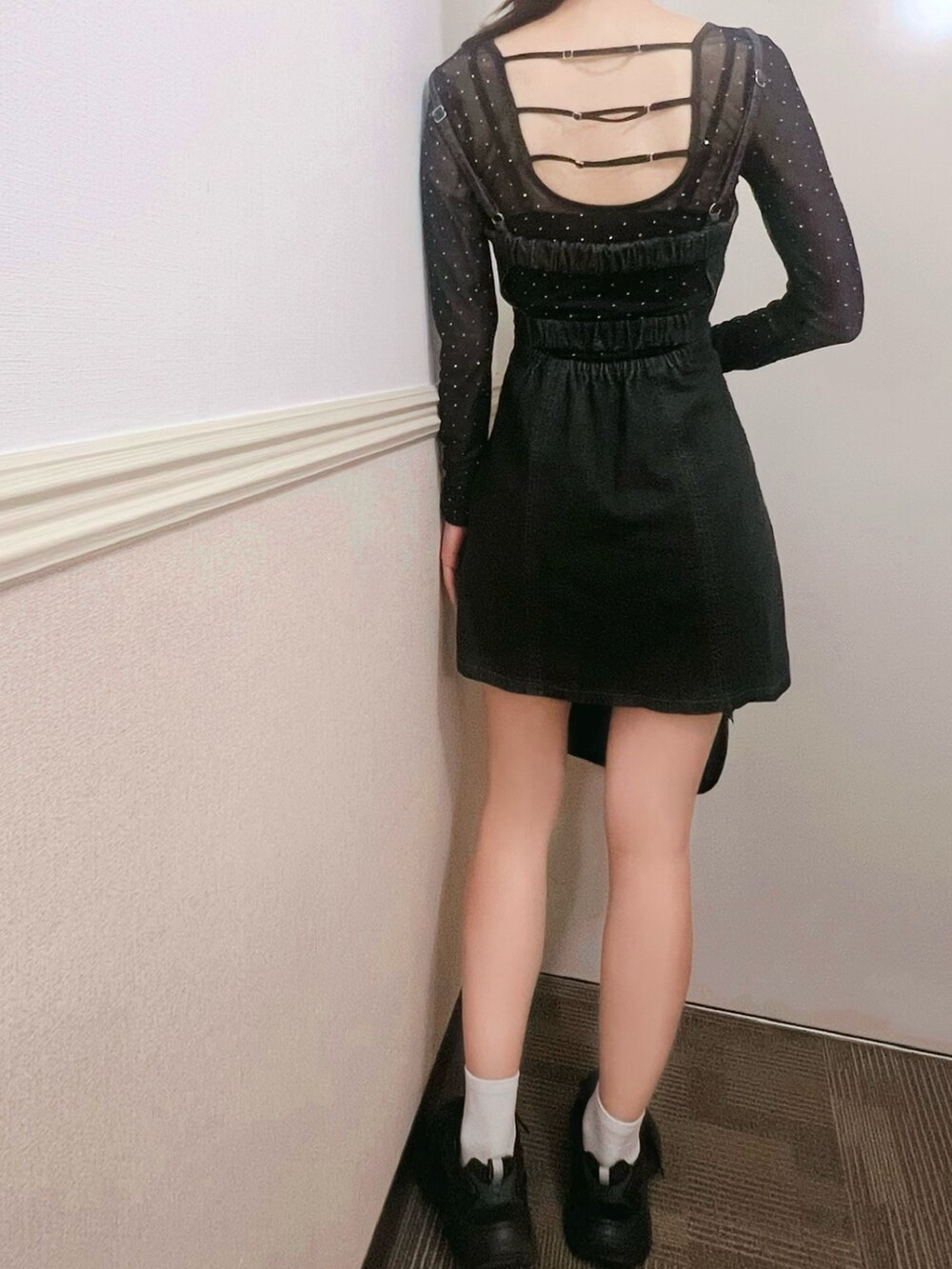 ブラック系のワンピース、ブラック系のTシャツ/カットソーを着用したレディースの夏コーディネートの4枚目の写真