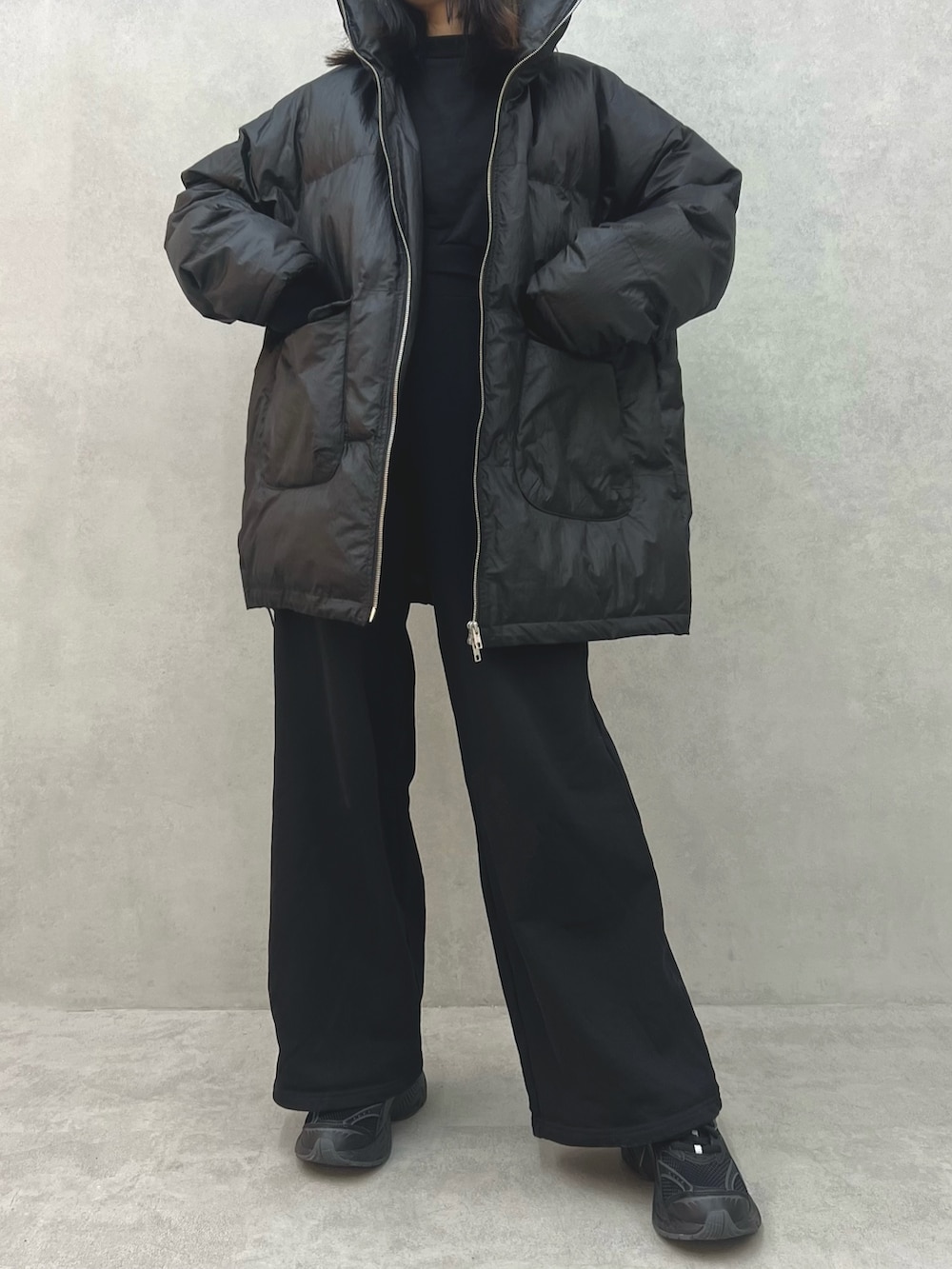 ブラック系のブルゾン、ブラック系のその他パンツ、ブラック系のTシャツ/カットソーを着用したレディースの冬コーディネートの2枚目の写真