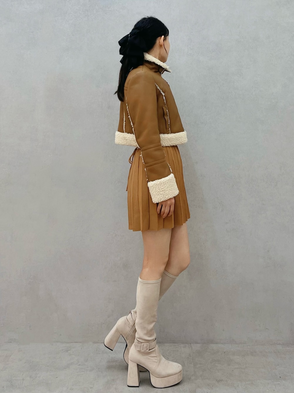 ブラウン系のワンピース、ブラウン系のワンピース、ホワイト系のブーツを着用したレディースの秋コーディネートの2枚目の写真