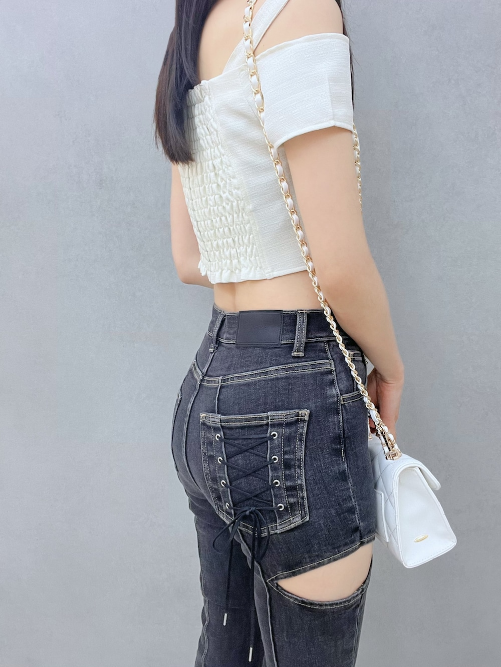 ホワイト系のハンドバッグ、ブラック系のデニムパンツ、ホワイト系のシャツ/ブラウスを着用したレディースの春コーディネートの6枚目の写真