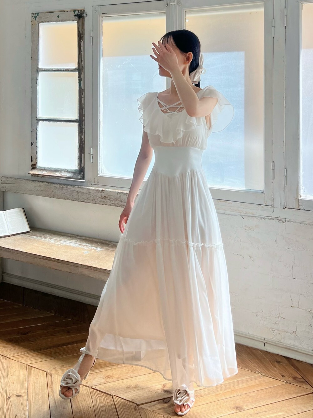 ホワイト系のサンダル、ホワイト系のワンピース、ホワイト系のその他アンダーウェア/インナーを着用したレディースの春コーディネートの4枚目の写真