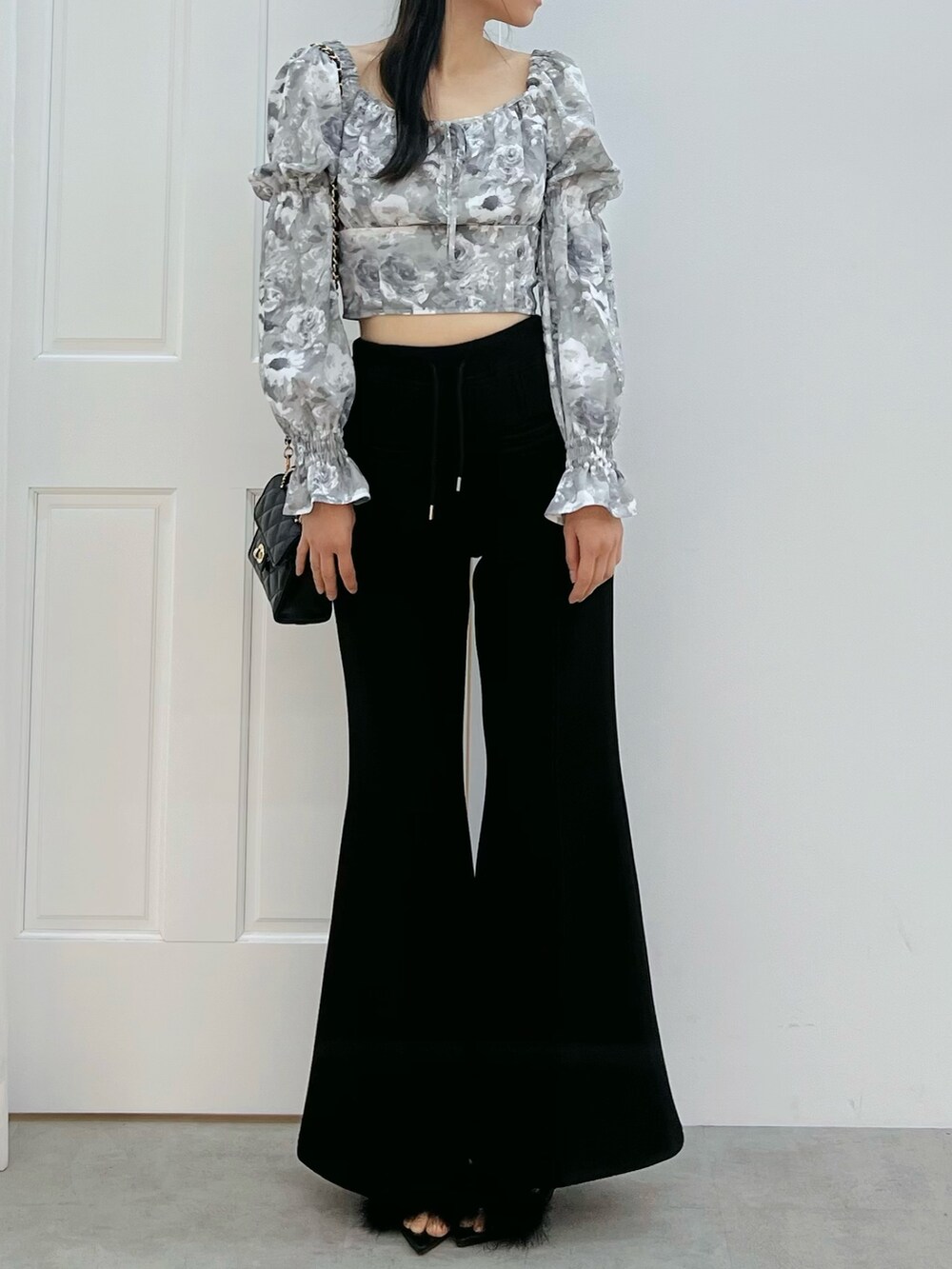 グレー系のシャツ/ブラウス、ブラック系のその他パンツ、ブラック系のハンドバッグを着用したレディースの冬コーディネートの4枚目の写真