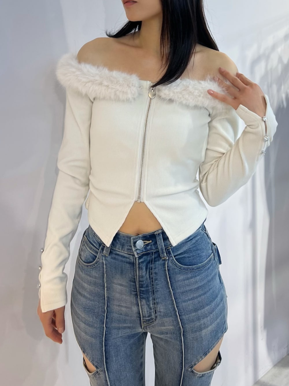 ブルー系のデニムパンツ、ホワイト系のTシャツ/カットソー、ホワイト系のサンダルを着用したレディースの夏コーディネートの8枚目の写真