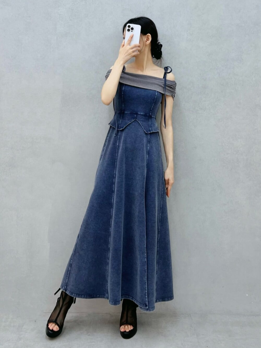 ブラック系のサンダル、ブルー系のワンピースを着用したレディースの秋コーディネートの4枚目の写真