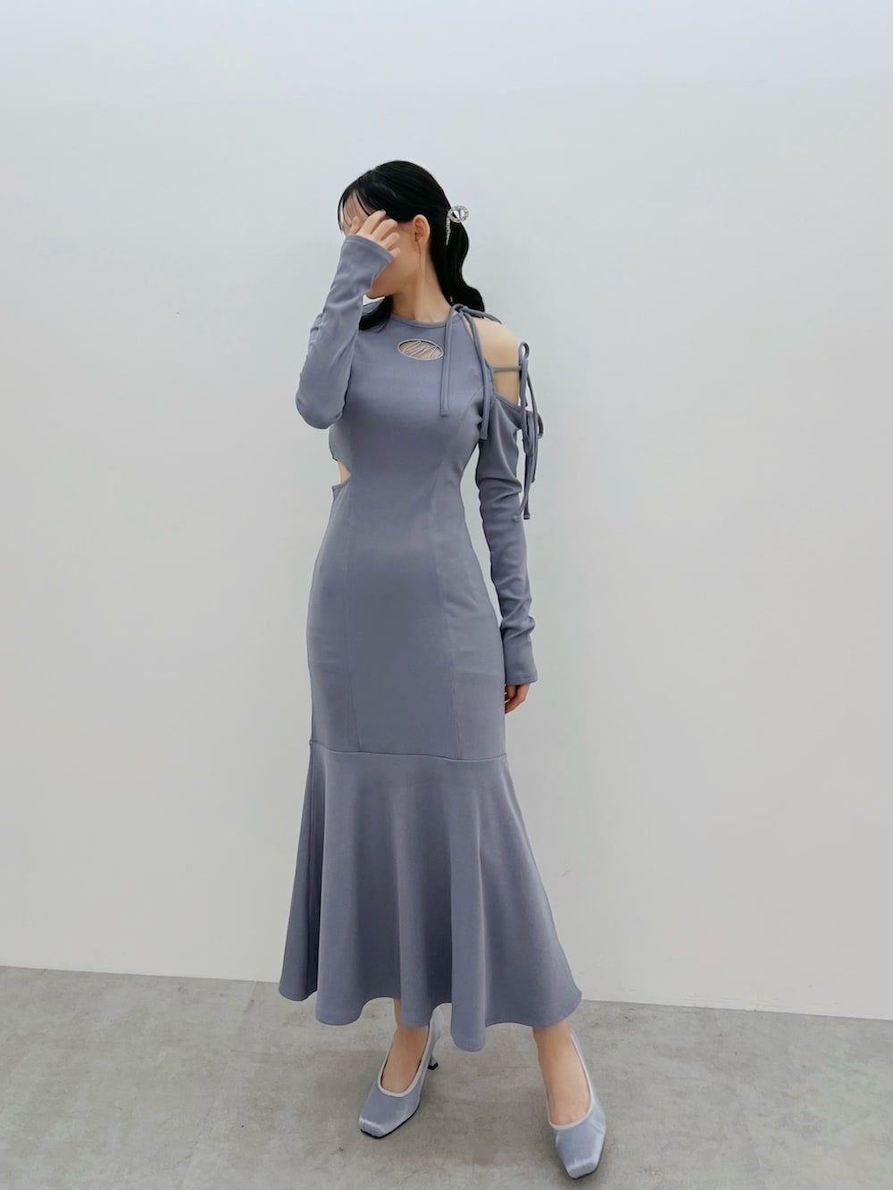 ブルー系のパンプス、ブルー系のワンピースを着用したレディースの春コーディネートの2枚目の写真