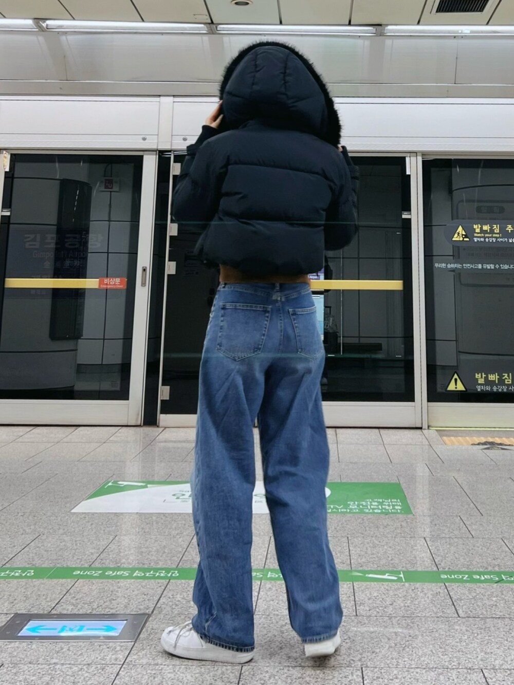 ブラック系のブルゾンを着用したレディースの秋コーディネートの3枚目の写真