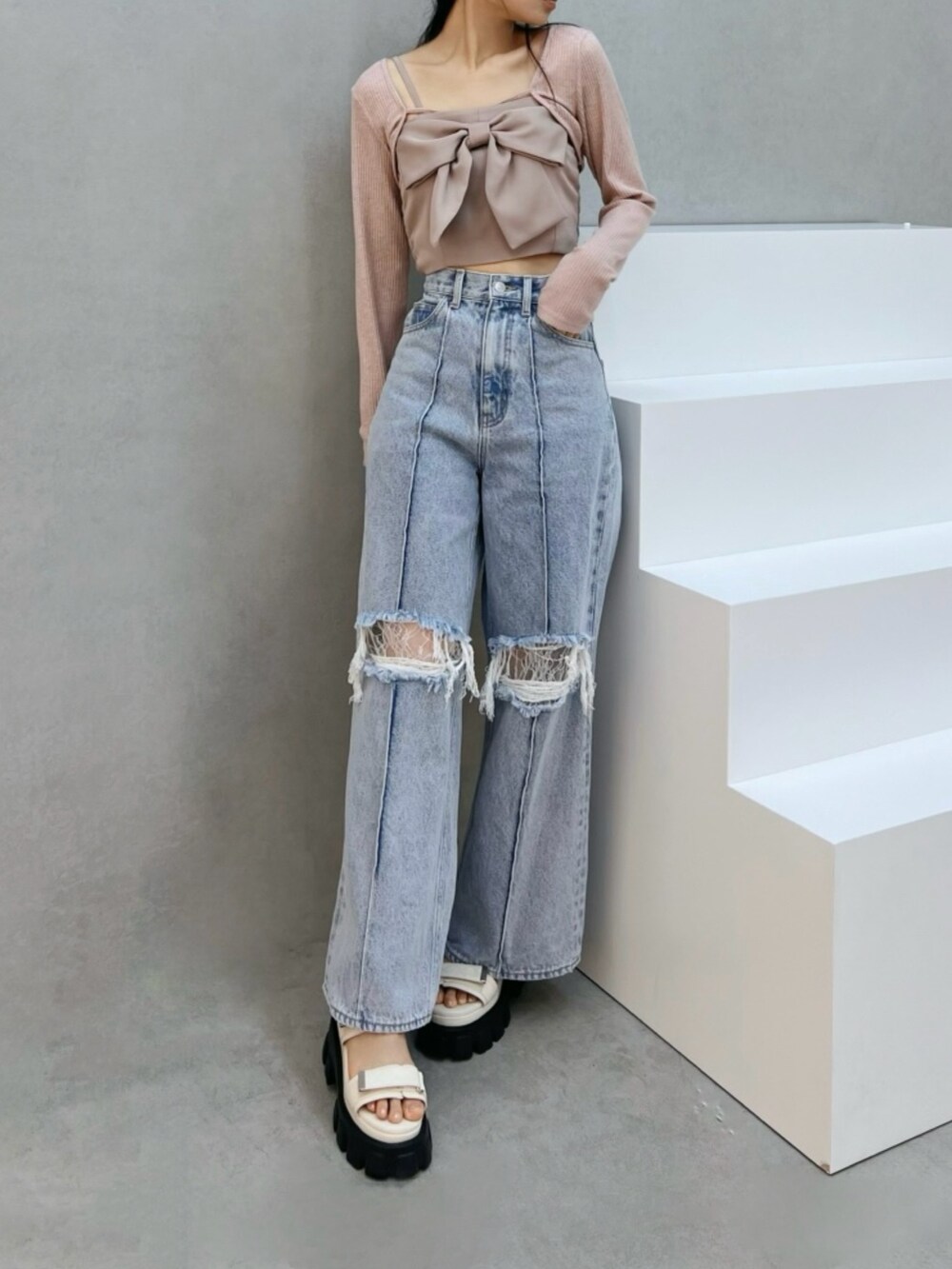 ブルー系のデニムパンツ、ホワイト系のサンダル、ピンク系のシャツ/ブラウスを着用したレディースの夏コーディネートの4枚目の写真