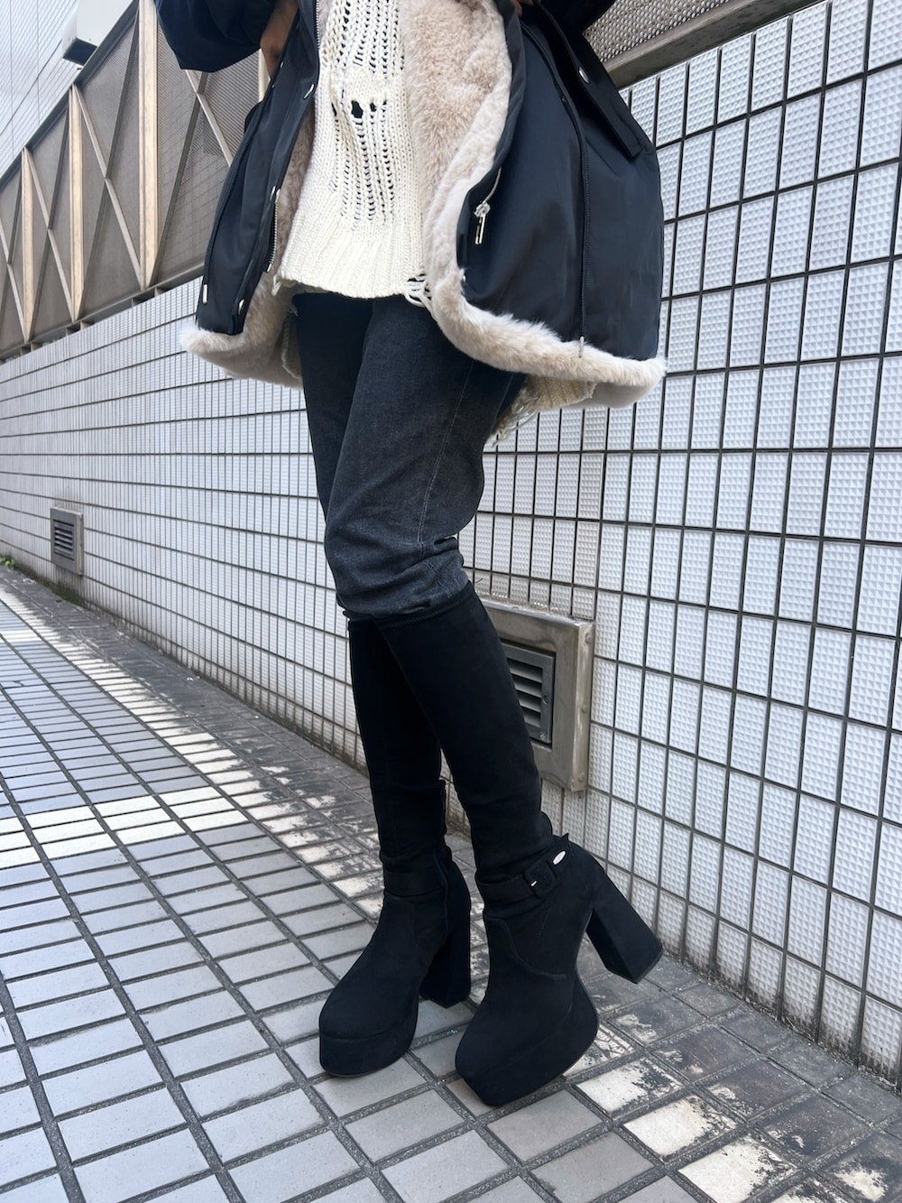 ブラック系のその他アウター、ブラック系のブーツを着用したレディースの秋コーディネートの6枚目の写真