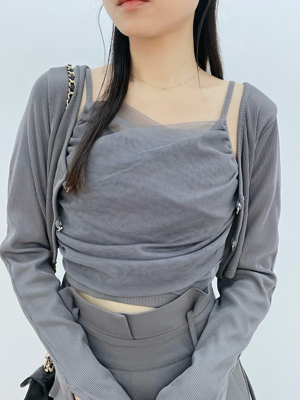 ブラック系のハンドバッグ、ブラック系のサンダル、グレー系のその他パンツを着用したレディースの春コーディネートの5枚目の写真