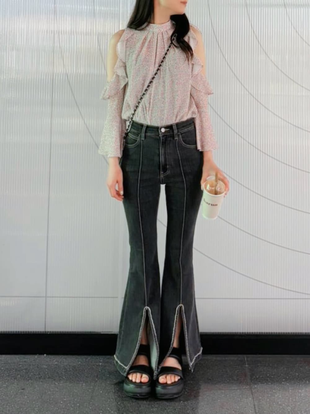 ピンク系のシャツ/ブラウス、ブラック系のデニムパンツを着用したレディースの春コーディネートの4枚目の写真