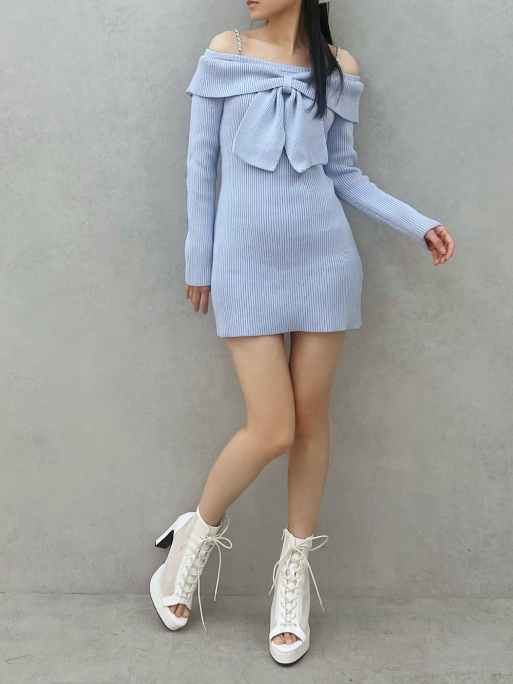 ブルー系のワンピース、ホワイト系のブーツ、ホワイト系のバレッタ/ヘアクリップを着用したレディースの冬コーディネートの4枚目の写真