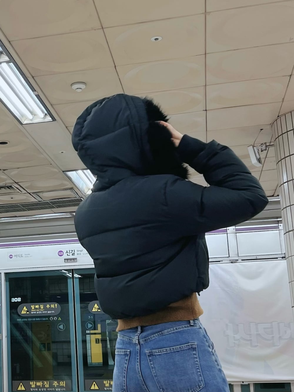 ブラック系のブルゾンを着用したレディースの秋コーディネートの4枚目の写真