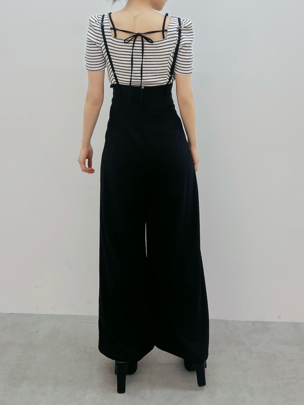 ブラック系のその他パンツ、その他のTシャツ/カットソー、ブラック系のサンダルを着用したレディースの春コーディネートの3枚目の写真