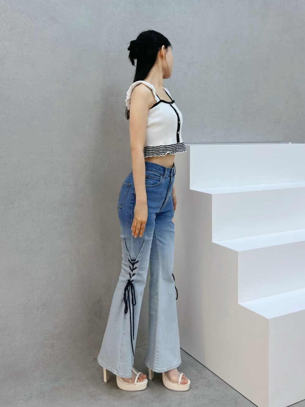 ホワイト系のサンダル、その他のデニムパンツ、ホワイト系のキャミソールを着用したレディースの夏コーディネートの2枚目の写真