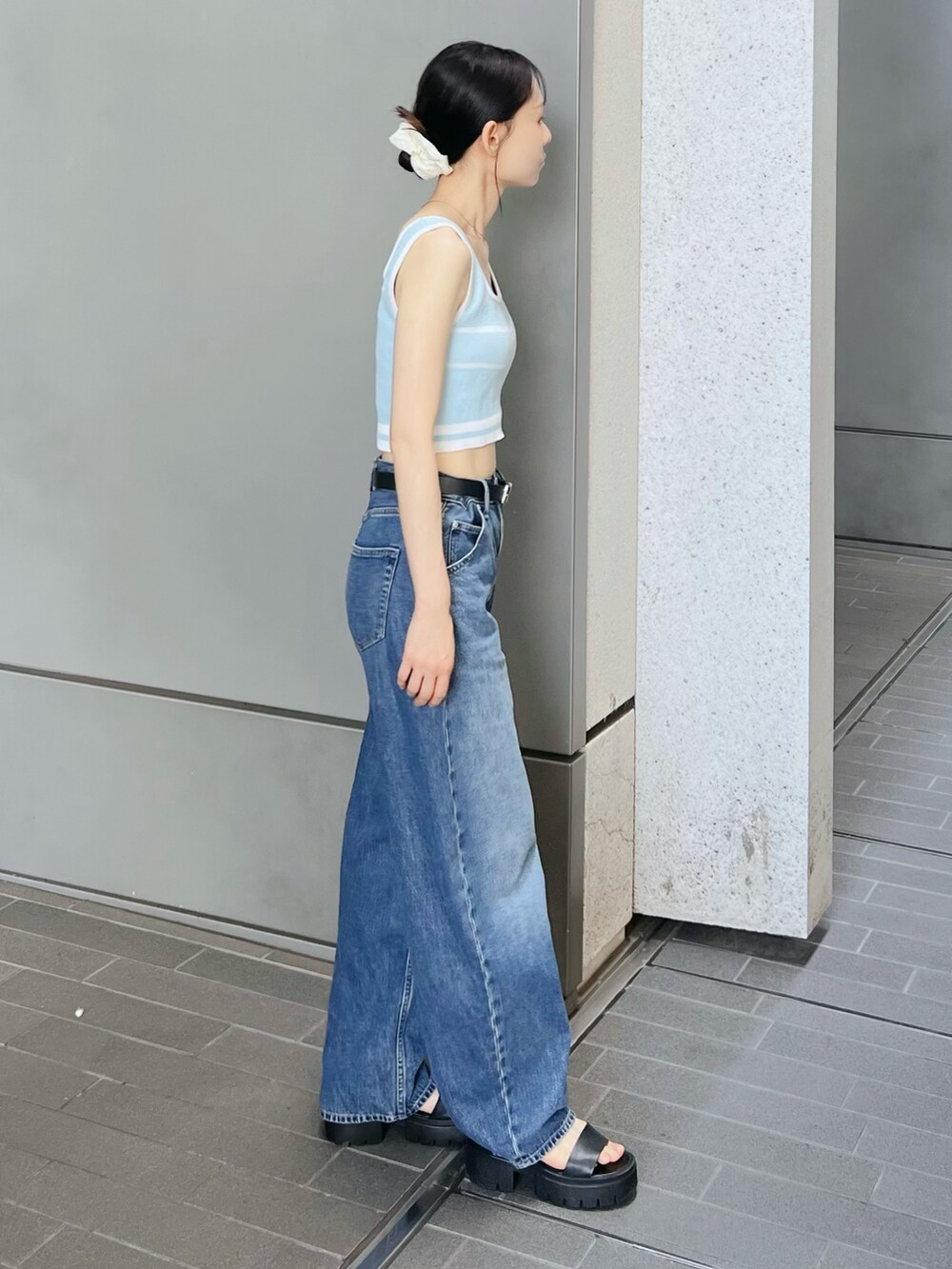 ブルー系のタンクトップを着用したレディースの夏コーディネートの2枚目の写真