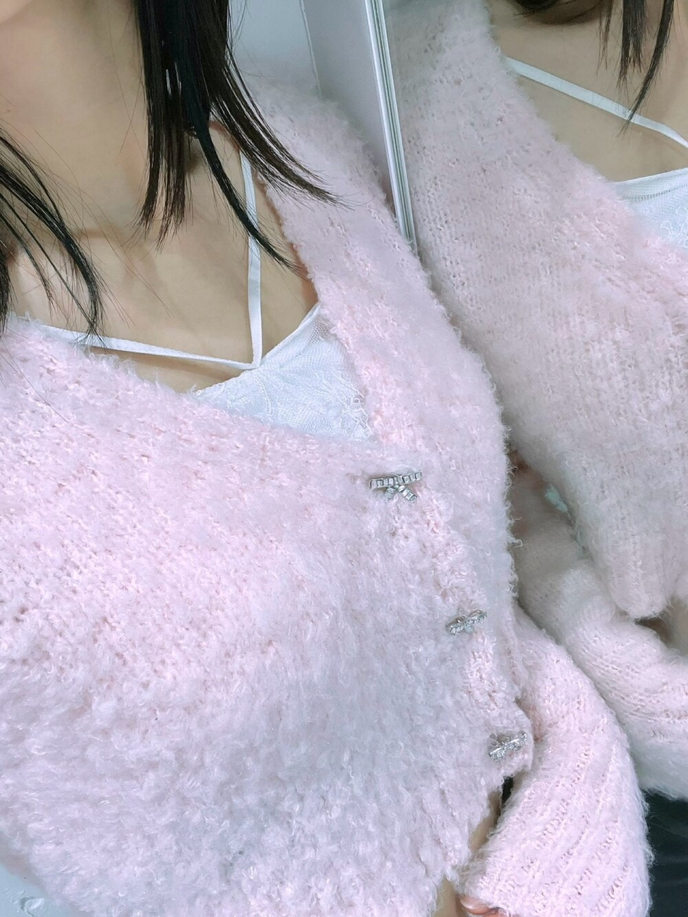 グレー系のスカート、ピンク系のカーディガン/ボレロ、ホワイト系のその他アンダーウェア/インナーを着用したレディースの春コーディネートの5枚目の写真